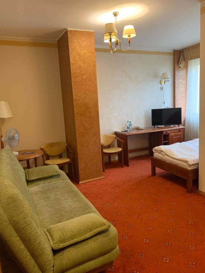 Diament I Brylant Hotel Rawicz Eksteriør billede
