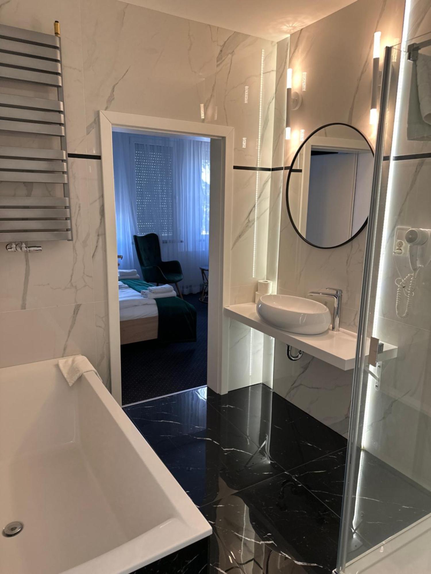 Diament I Brylant Hotel Rawicz Eksteriør billede